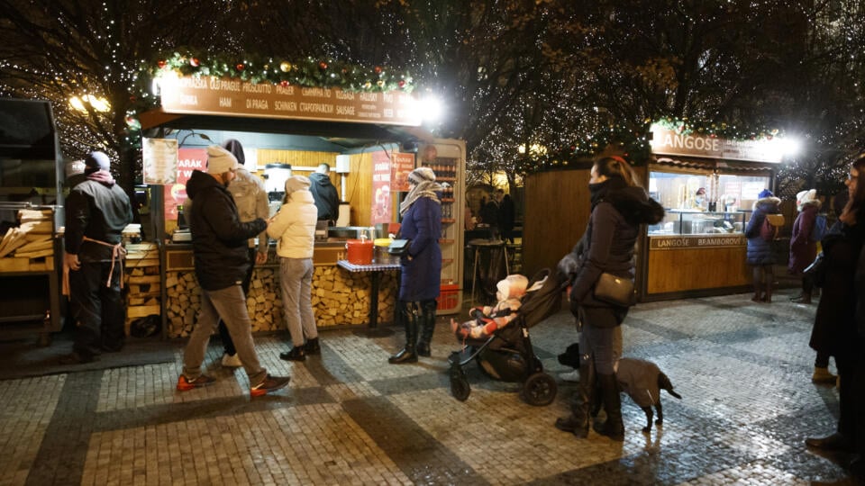 Staromestské námestie v Prahe bolo vo štvrtok plné ľudí, akoby bol znova rok 2019 – nepoznačený reštrikciami a zrušenými vianočnými trhmi.