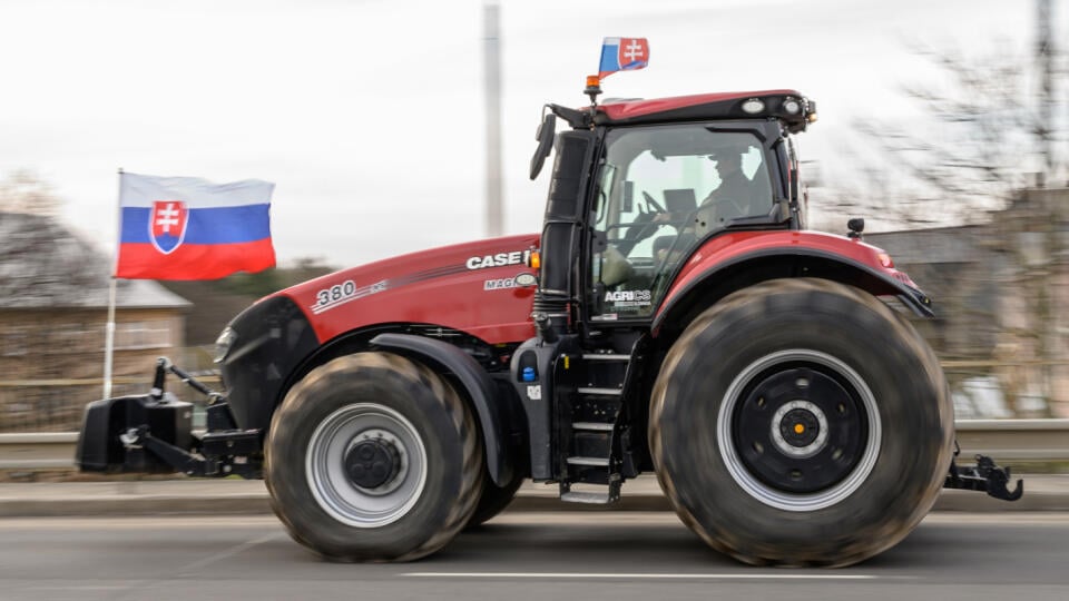 Na snímke farmári a traktory prechádzajú cez mesto Topoľčany počas celoslovenského protestu farmárov 22. februára 2024. FOTO TASR - Henrich Mišovič