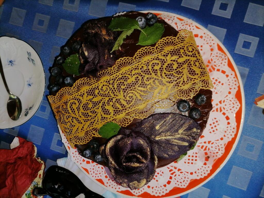 Do zlatého prášku a pasty a formy na jedlé stuhy sa určite oplatí investovať.