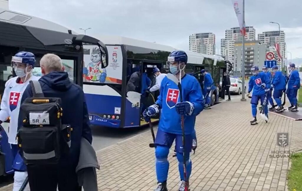 Takto netradične autobusom sa slovenskí hokejisti presúvajú v dejisku tohtoročných MS na tréningy.