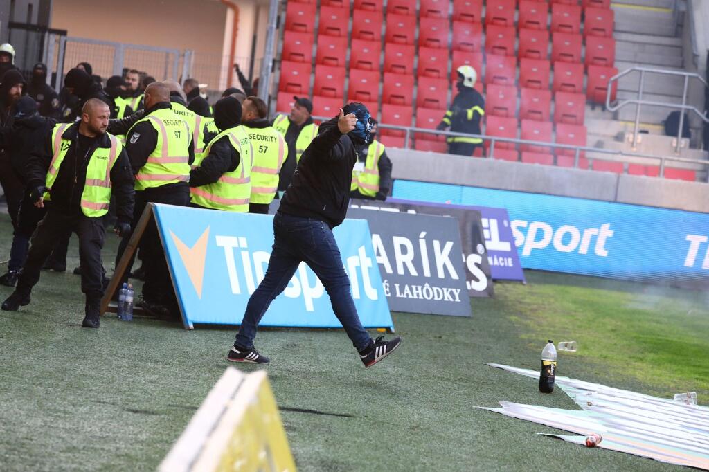 Šokujúce zábery z derby medzi Spartakom Trnava a Slovanom Bratislava. Fanúšikovia sa vtrhli na hraciu plochu a bili sa hlava nehlava.