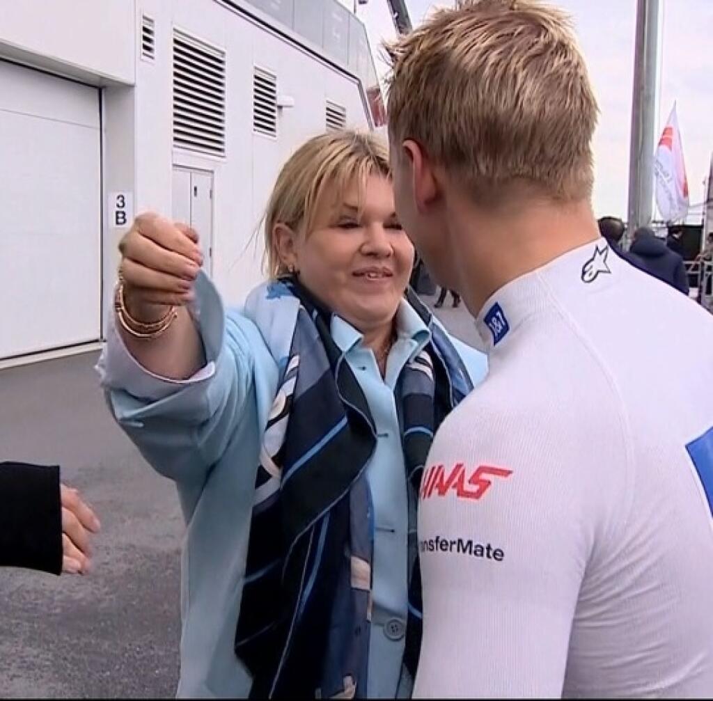 Corinna podporuje svojho syna Micka, ktorý je v tejto sezóne kvôli nevydareným výsledkom pod tlakom. Keď sa dá, nechýba na jeho pretekoch.