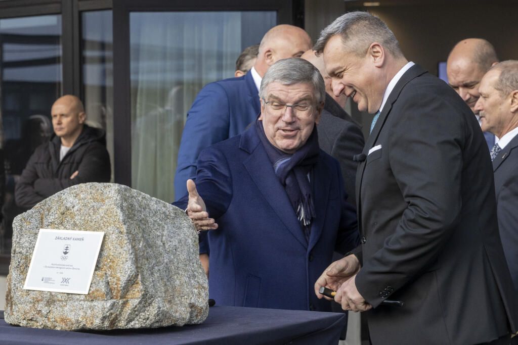 Prezident Medzinárodného olympijského výboru Thomas Bach s lídrom SNS Andrejom Dankom pri poklepaní základného kameňa olympijskej haly.