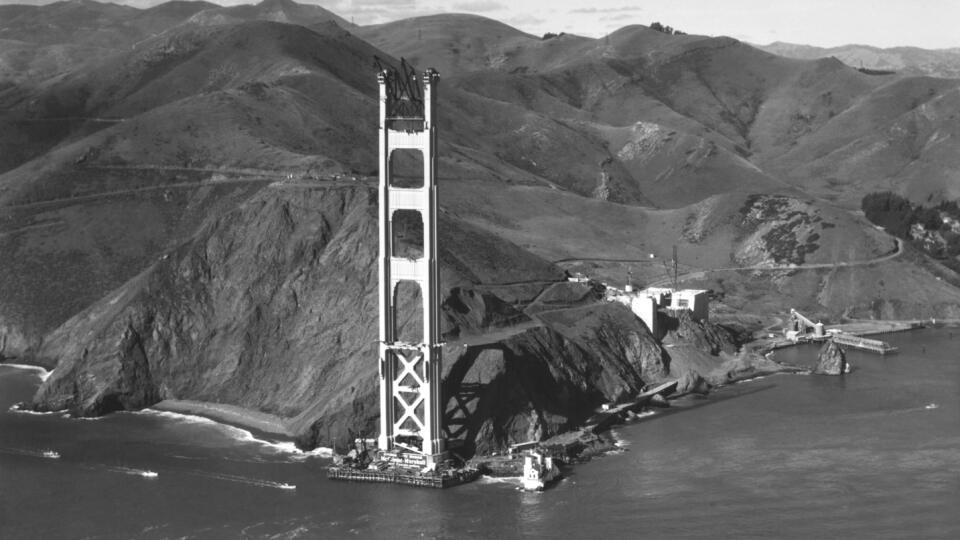 Do roku 1988, v ktorom bol dokončený most Akaši – Kaikjó v Japonsku, mal Golden Gate s výškou 227 m najvyššie piliere na svete