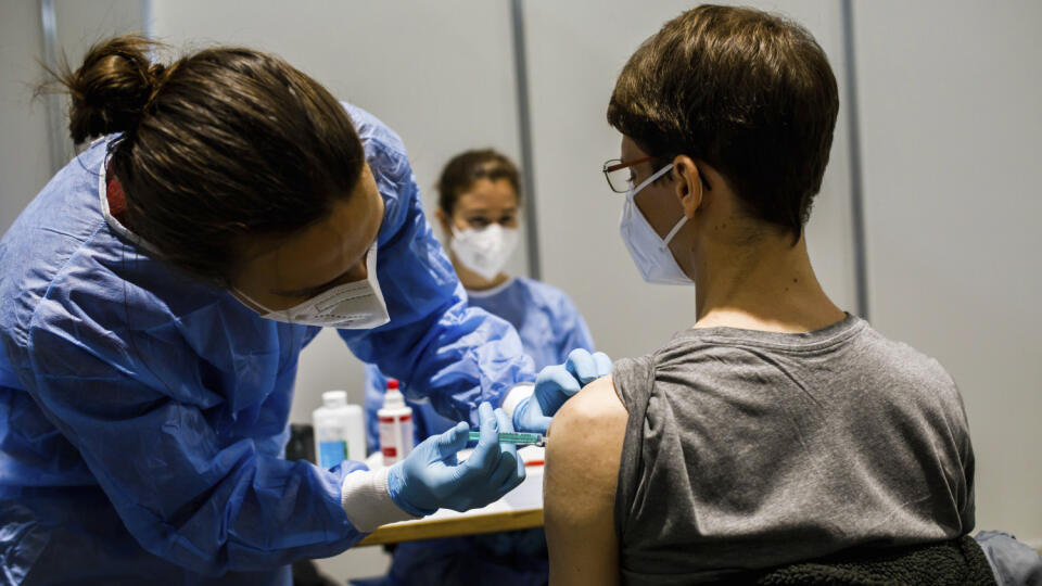 JB 19 Freiburg - Študent medicíny David Lolli (vpravo) počas skúšobného očkovania vo vakcinačnom centre pred začiatkom vakcinácie voči ochoreniu COVID-19 vo Freiburgu 9. decembra 2020. Šéf úradu nemeckej kancelárky Angely Merkelovej Helge Braun v pondelok uviedol, že očkovanie voči novému koronavírusu sa v Nemecku začne