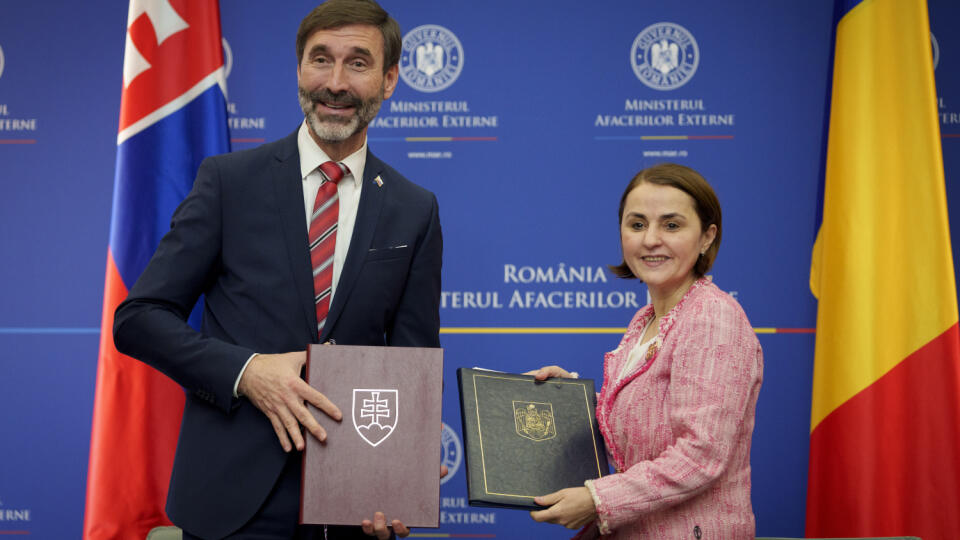 Slovenský minister zahraničných vecí a európskych záležitostí Juraj Blanár a jeho rumunská rezortná kolegyňa Luminita Odobescuová pózujú po podpise bilaterálnych dohôd v Bukurešti.