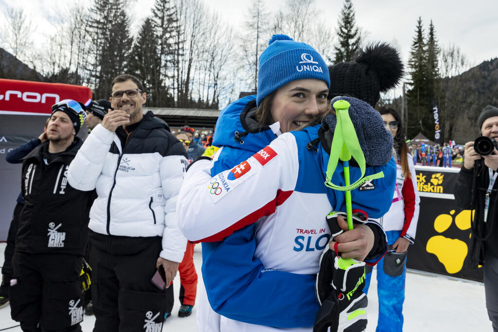 Na snímke Petra Vlhová a Petra Zorvan.