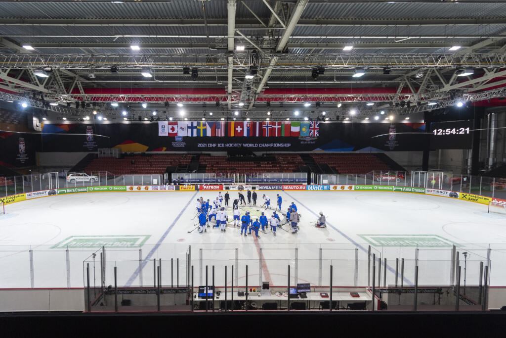 Na snímke slovenská hokejová reprezentácia počas tréningu pred úvodným piatkovým zápasom proti Bielorusku v hale Olympijského športového centra, v ktorej sa budú hrať 84. majstrovstvách sveta v ľadovom hokeji v lotyšskej Rige vo štvrtok 20. mája 2021.