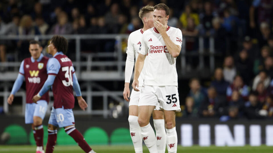 WA 89 Burnley - Futbalista Manchestru United Jonny Evans reaguje po potm, čo mu rozhodca neuznal gól v zápase 6. kola anglickej Premier League FC Burnley - Manchester United v Burnley v sobotu 23. septembra 2023. FOTO TASR/AP
Manchester United's Jonny Evans reacts after his goal is disallowed for offside, during the English Premier League soccer match between Burnley and Manchester United at Turf Moor, in Burnley, England, Saturday, Sept. 23, 2023. (Richard Sellers/PA via AP)