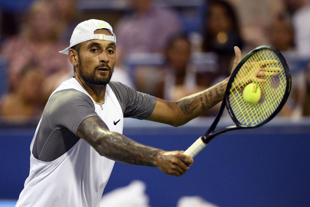 PK 23 Washington - Austrálsky tenista Nick Kyrgios odvracia loptičku Švéda Mikaela Ymera v semifinále tenisového turnaja ATP vo Washingtone 6. augusta 2022. Finalista tohtoročného Wimbledonu prešiel cez Švéda Mikaela Ymera po výsledku 7:6 (4), 6:3. FOTO TASR/AP
Nick Kyrgios, of Australia, returns a shot against Mikael Ymer, of Sweden, during a match at the Citi Open tennis tournament Saturday, Aug. 6, 2022, in Washington. (AP Photo/Nick Wass)