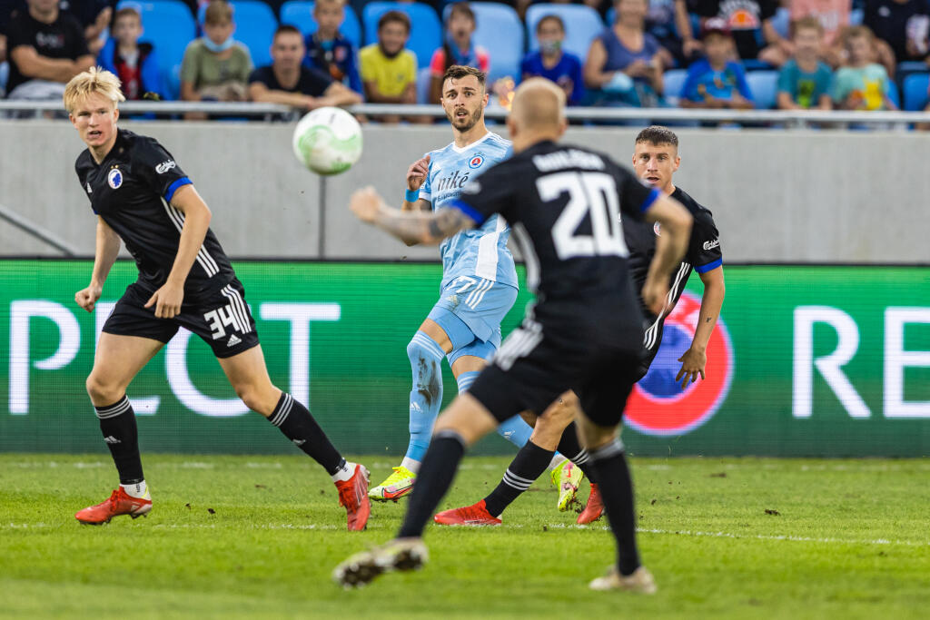Na snímke Aleksandar Čavrić počas zápasu F skupiny Európskej konferenčnej ligy medzi ŠK Slovan Bratislava a FC Kodaň.