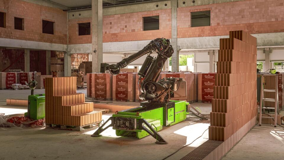 Robot pri stavbe domu.