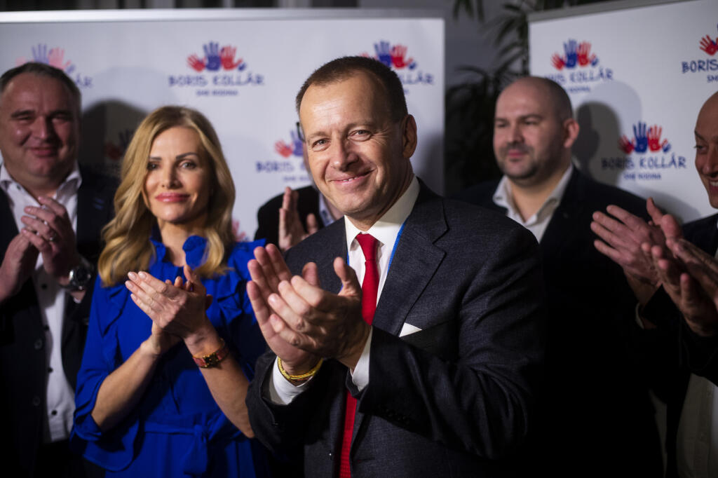 Na snímke členovia hnutia Sme rodina zľava Peter Pčolinský, Jozef Lukáč, Petra Krištúfková, predseda Sme rodina Boris Kollár a Ľudovít Goga počas tlačovej konferencie vo volebnej centrále 29. februára 2020 v Bratislave. FOTO TASR – Jakub Kotian
