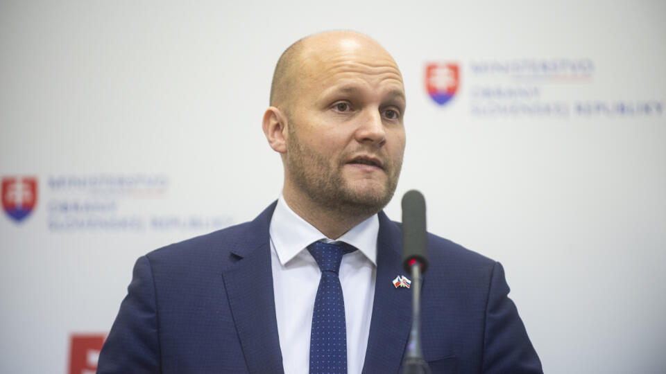 Na snímke minister obrany SR Jaroslav Naď (OĽaNO) počas tlačovej konferencie s ministerkou obrany Českej republiky Janou Černochovou po spoločnom stretnutí na pôde rezortu obrany v Bratislave v piatok 18. marca 2022. FOTO TASR - Jakub Kotian