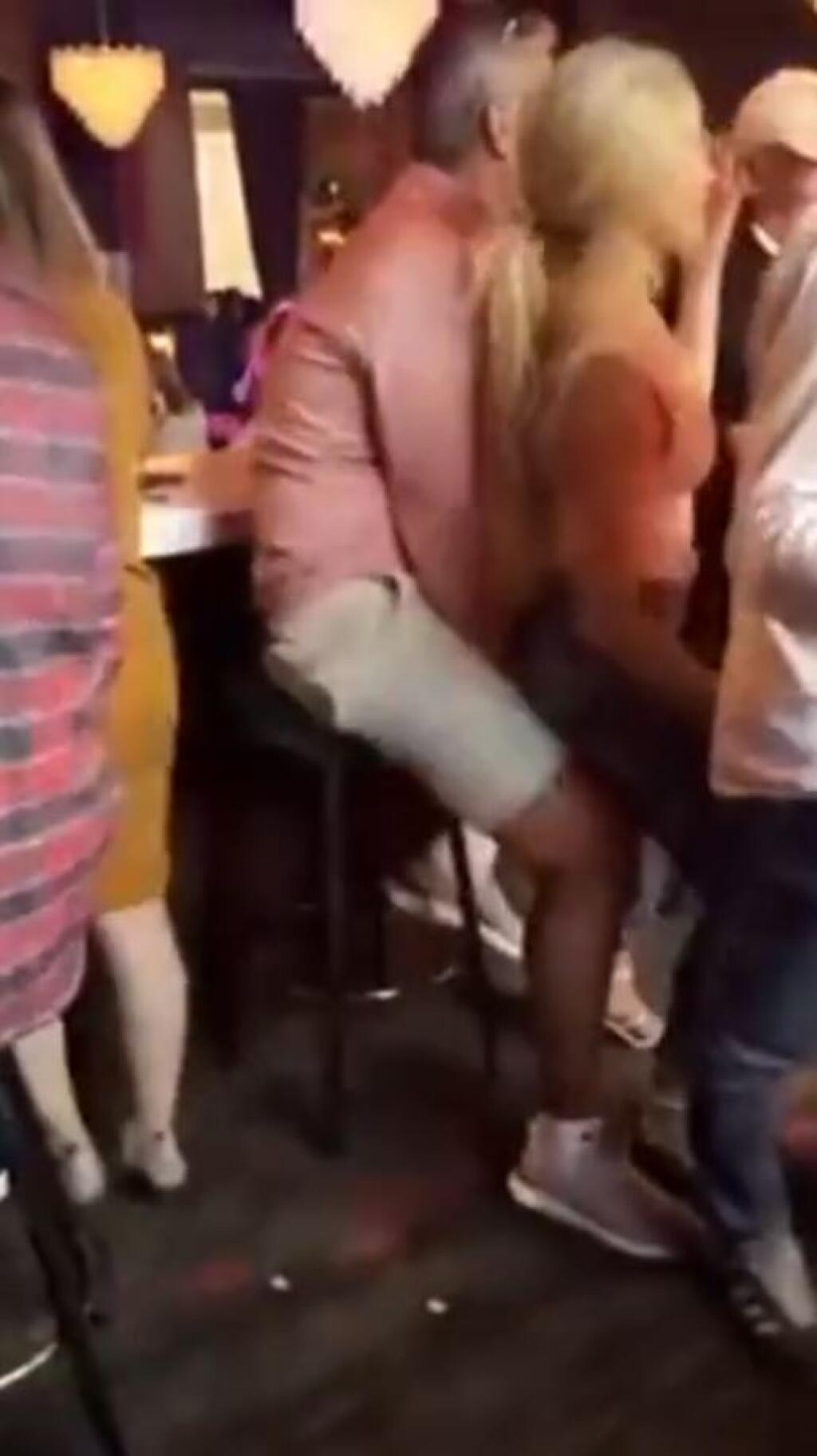 Po prehre si tréner Jacksonvillu Meyer zašiel do baru v Columbuse. Video odtiaľ uniklo na sociálne siete, spoločnosť trénerovi robila blondína, ktorá mu tancovala okolo rozkroku.