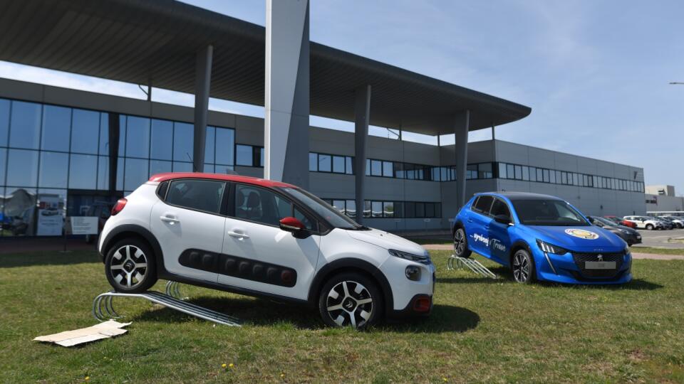 Trnavská automobilka Groupe PSA Slovakia nevyrába kvôli pandémii nového koronavírusu od 19. marca 2020. Počas odstávky výroby zriadili na pracovisku viacero sanitárnych opatrení. Na snímke automobily a hlavná budova automobilky počas prezentácie nových sanitárnych opatrení v trnavskej automobilke Groupe PSA Slovakia v Trnave v piatok 17. apríla 2020. FOTO TASR - Lukáš Grinaj 