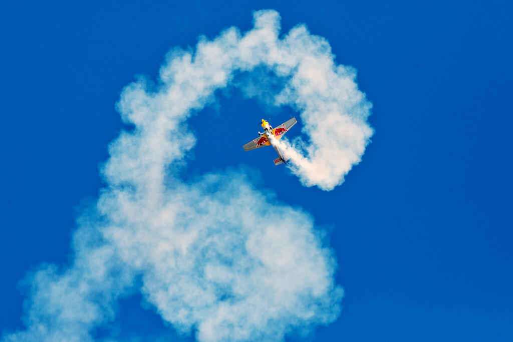 Na snimke vystupenie rakuskeho pilota serie RedBull Air Race Hannesa Archa v ramci festivalu Sport Fest, ktory sa kona v x-bionic resort v Samorine.