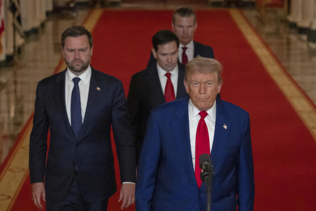 WA 1 Washington - Americký prezident Donald Trump oznamuje v Bielom dome vo Washingtone, že Spojené štáty zaútočili bombami na tri jadrové zariadenia v Iráne vo Fordo, Natanz a Isfaháne v sobotu 21. júna 2025. FOTO TASR/AP 

President Donald Trump arrives to speak from the East Room of the White House in Washington, Saturday, June 21, 2025, after the U.S. military struck three Iranian nuclear and military sites, directly joining Israel's effort to decapitate the country's nuclear program, with V