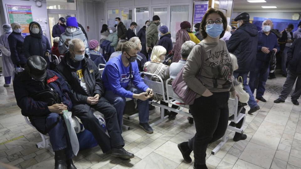EBE 23 Omsk - Na snímke ľudia s ochrannými rúškami čakajú v ambulancii nemocnice na ošetrenie v sibírskom meste Omsk v Rusku v piatok 6. novembra 2020. Rusko v piatok po prvý raz hlásilo viac ako 20.000 nových prípadov nákazy koronavírusom, ktoré v krajine pribudli za uplynulý deň. FOTO TASR/AP
People, wearing face masks to help curb the spread of the coronavirus wait for a doctor's appointment at an outpatient care in Siberian city of Omsk, Russia, Friday, Nov. 6, 2020. Russia's daily number of