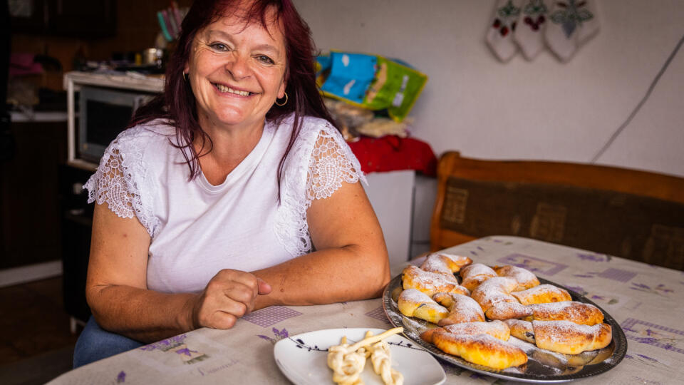 Anka počas našej nedávnej návštevy: Pohostila nás domácimi syrmi a buchtami.