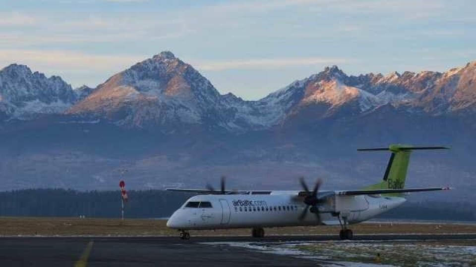 Na snímke lietadlo Bombardier Q400 lotyššskej leteckej spoločnosti Air Baltic roluje na letisku Poprad -Tatry počas prvého letu novej leteckej linky medzi Popradom a Rigou v Poprade 13.decembra 2014. FOTO TASR - Oliver Ondráš