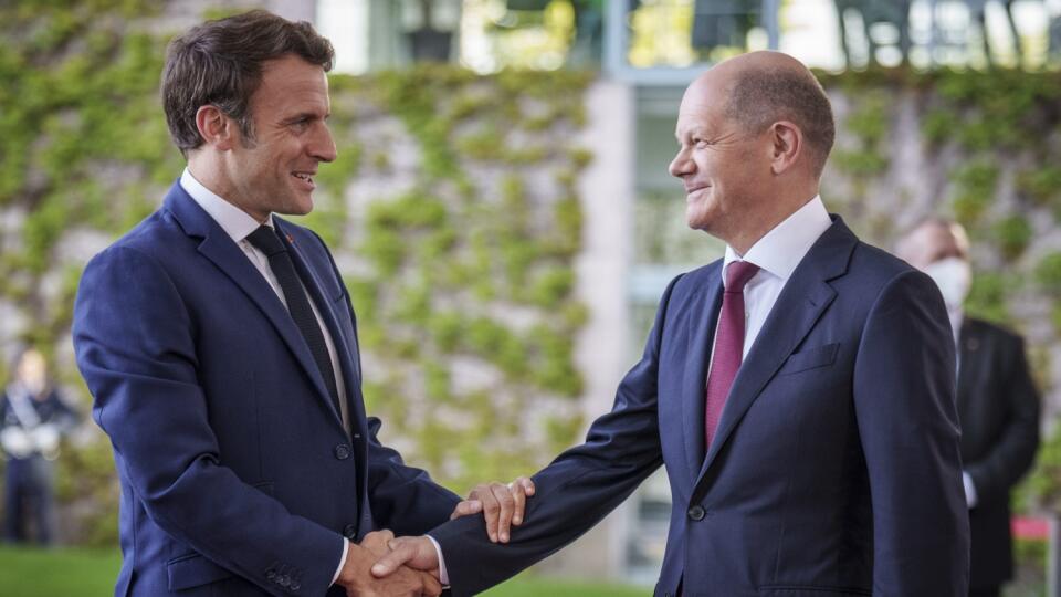 PK 17 Berlín - Na snímke zľava francúzsky prezident Emmanuel Macron a nemecký kancelár Olaf Scholz si podávajú ruky počas Macronovej prvej zahraničnej cesty po znovuzvolení v Berlíne v pondelok 9. mája 2022. FOTO TASR/AP
German Chancellor Olaf Scholz, right, welcomes French president Emmanuel Macron for a meeting at the chancellery in Berlin, Germany, Monday, May 9, 2022. (Michael Kappeler/DPA via AP)