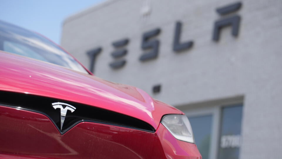 KK47 archív Littleton - Na archívnej snímke z 18. júna 2023 elektrické vozidlo značky Tesla je vystavené pred predajňou v americkom Littletone. Americký výrobca elektrických áut počas uplynulého víkendu znížil ceny na viacerých dôležitých trhoch vrátane Číny a Nemecka. Spoločnosť k tomuto rozhodnutiu pristúpila po tom, ako celosvetový predaj jej vozidiel v prvom štvrťroku prvýkrát za takmer štyri roky klesol. FOTO TASR/AP
FILE - A Model X sports-utility vehicle sits outside a Tesla store in Li