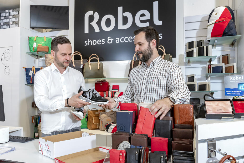 Robel obuv - rodinný podnik, ktorý sa viac ako 20 rokov zameriava na predaj značkovej módnej obuvi a doplnkov. Na snímke sú bratia, ktorí firmu aktuálne vedú, zľava Jozef Robel a Michal Robel.