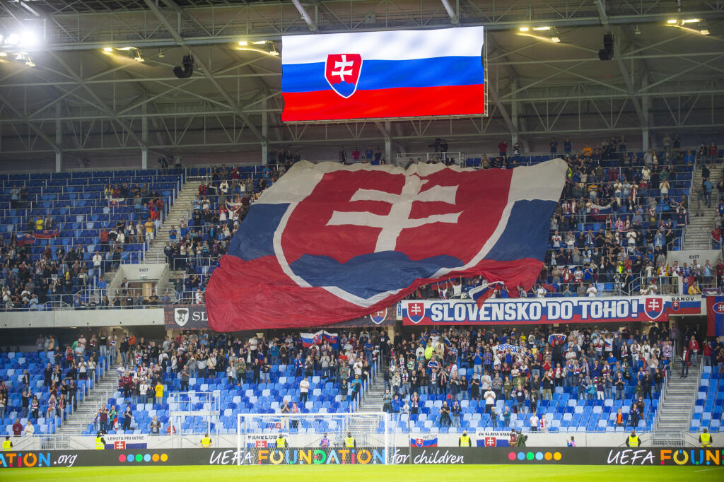 Na snímke slovenskí fanúšikovia počas zápasu H-skupiny kvalifikácie Majstrovstiev sveta 2022 Slovensko - Chorvátsko 4. septembra 2021 v Bratislave. FOTO TASR – Jakub Kotian