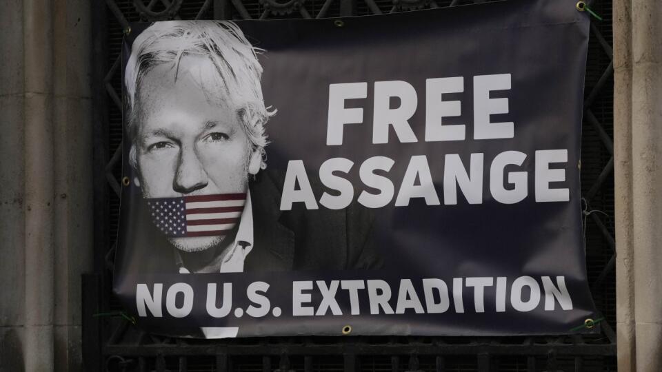 KK26 Londýn - Na snímke plagát s podobizňou zakladateľa portálu WikiLeaks Juliana Assangea visí pred súdom 10. decembra 2021 v Londýne. Súd v Londýne v piatok rozhodne o požiadavke americkej vlády, ktorá žiada zrušiť rozhodnutie blokujúce vydanie zakladateľa WikiLeaks Juliana Assangea z Británie do USA. FOTO TASR/AP
A view of a banner Julian Assange supporters fixed to a railing, outside the High Court in London, Friday, Dec. 10, 2021. Britain’s High Court is set to rule on whether to overturn