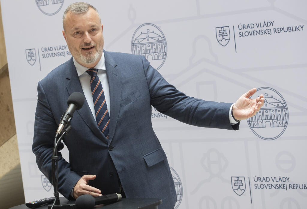 Na snímke minister práce, sociálnych vecí a rodiny SR a predseda Hospodárskej a sociálnej rady (HSR) Milan Krajniak (Sme rodina) po rokovaní HSR v pondelok 22. augusta 2022 v Bratislave. FOTO TASR - Martin Baumann
