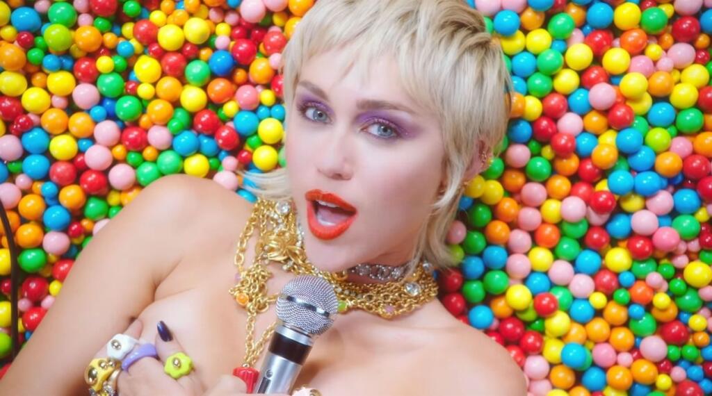 Hoci zatiaľ speváčka Miley nepovedala, kedy jej nový album s názvom She Is Miley vyjde, vypustila do sveta nový klip k singlu Midnight Sky. Práve v ňom sa váľa nahá vo farebných cukríkoch a svetu tým dáva najavo, že stará kontroverzná Miley je znova vo svojom.