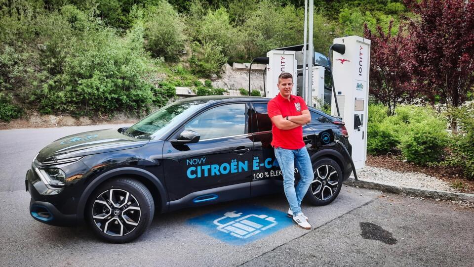 Citroën ë-C4 Electric a Filip Kadlečík na stanici Ionity v Rakúsku.