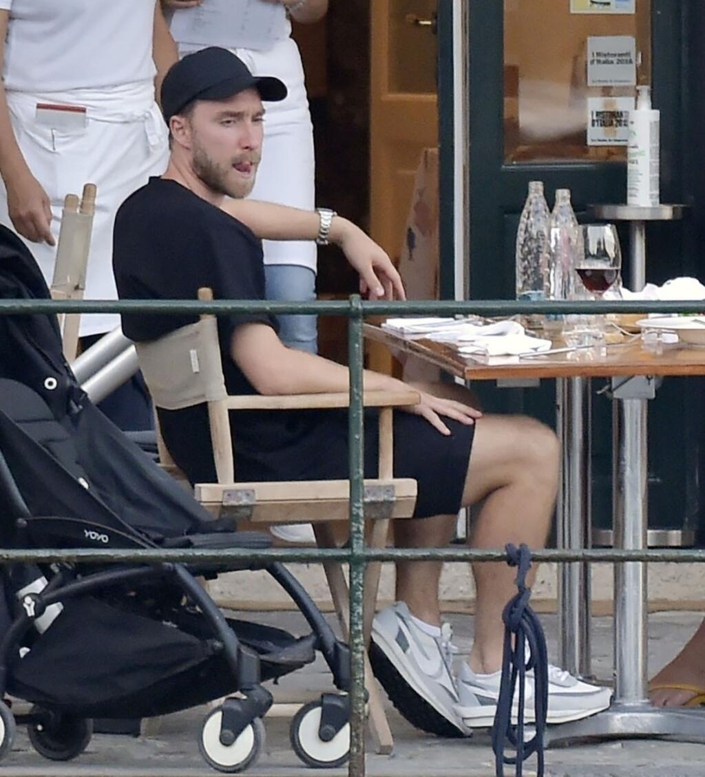 Na terase jedného podniku si Eriksen cucal z vínového pohára červený nápoj.