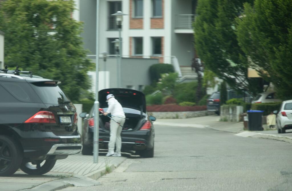 Samotný hokejista dorazil až niekoľko minút po svojich rodičoch. Gáborík si bol podľa všetkého zahrať golf na neďalekom ihrisku, ktoré patrí Mariánovi Hossovi.