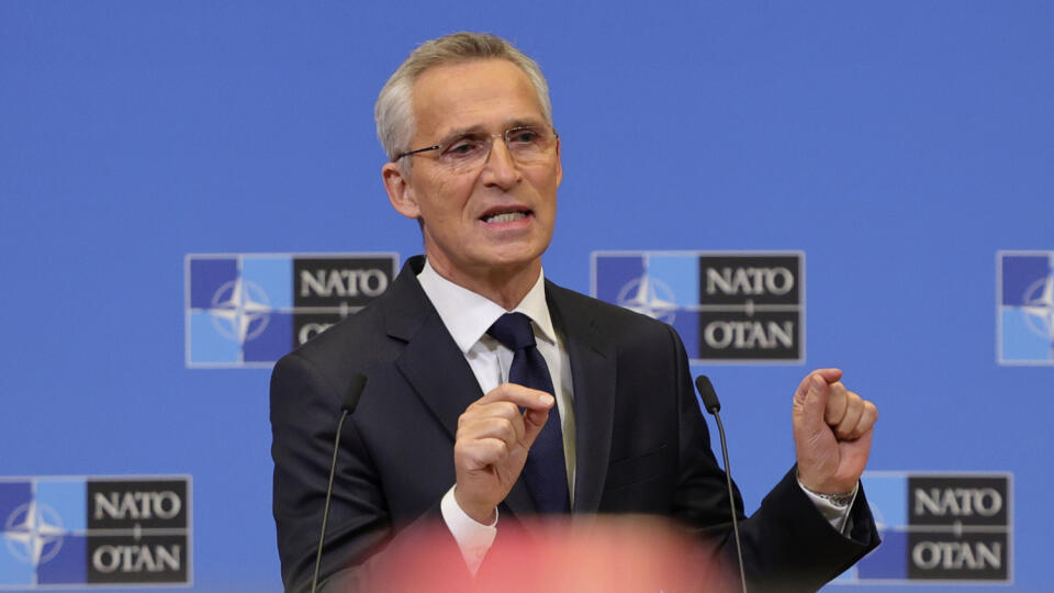 JB 22 Brusel - Generálny tajomník NATO Jens Stoltenberg rozpráva počas tlačovej konferencie v sídle NATO v Bruseli 16. novembra 2022. Dopad rakiet v poľskej obci Przewodów neďaleko hraníc s Ukrajinou, ku ktorému došlo v utorok, nebol podľa všetkého zámerným útokom. Severoatlantická aliancia nemá žiadne indície, že by sa Rusko chystalo napadnúť NATO. Uviedol to generálny tajomník NATO Jens Stoltenberg v stredu po mimoriadnom stretnutí veľvyslancov Aliancie v Bruseli, informuje spravodajca TASR. F