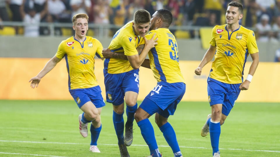 Futbalisti DAC Dunajská Streda zvíťazili v nedeľu v 12. kole Fortuna ligy 2019/2020 doma nad Zlatými Moravcami 2:1.