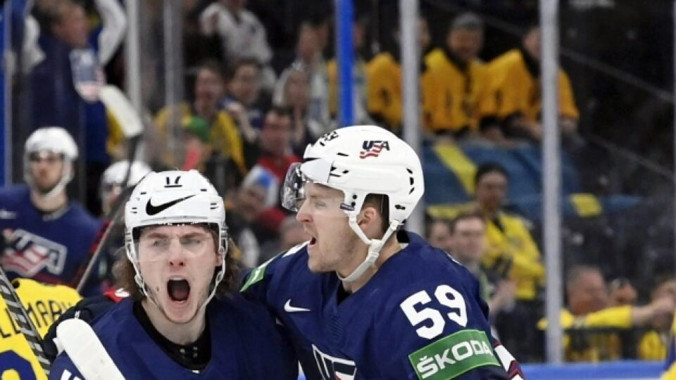 JB 51 Tampere - Švédski hráči Lucas Wallmark (vľavo) a Emil Bemström (vpravo) reagujú po tom, ako Američania Adam Gaudette (druhý zľava) a Ben Meyers oslavujú úvodný gól v zápase B-skupiny USA - Švédsko na MS v ľadovom hokeji v Tampere 21. mája 2022. FOTO TASR/AP
Sweden's Lucas Wallmark, left, and Emil Bemstroem, right, react as United States' Adam Gaudette, 2nd left, and Ben Meyers celebrate their team's opening goal during the group A Hockey World Championship match B match between The Unit