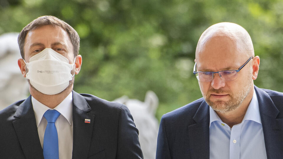 Na snímke zľava premiér SR Eduard Heger (OĽaNO), podpredseda vlády a minister hospodárstva SR Richard Sulík (SaS) prichádzajú na 10. rokovanie vlády SR 12. mája 2021 v Bratislave. FOTO TASR - Martin Baumann