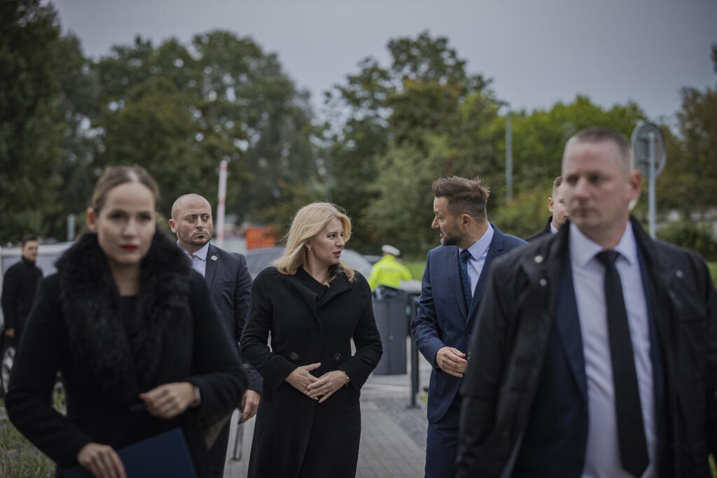 Prezidentka Slovenskej republiky Zuzana Čaputová sa zúčastnila na otvorení zrekonštruovaného Pamätníka obetiam extrémizmu od autorov Pavla Brnu a Pavla Dubinu. Na snímke Zuzana Čaputová a primátor Bratislavy Matúš Vallo.