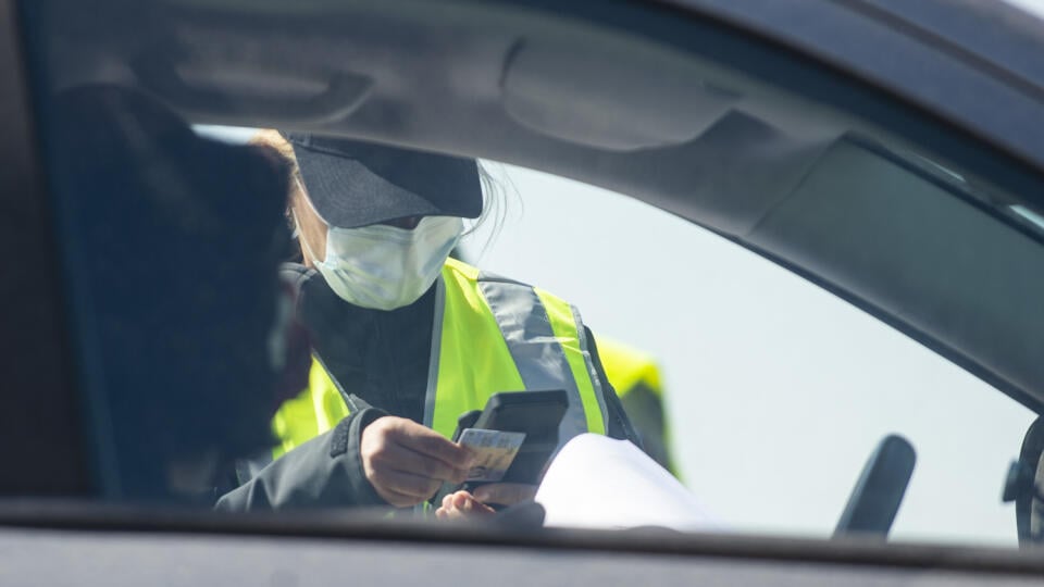 Na snímke policajné kontroly občanov na hraničnom priechode Čunovo – Rajka 24. apríla 2020. FOTO TASR - Jakub Kotian