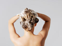 Viete, ako často by ste si mali umývať vlasy? Záleží to od ich typu