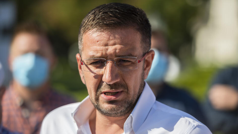 Na snímke predseda Slovenskej poľnohospodárskej a potravinárskej komory (SPPK) Emil Macho počas tlačovej konferencie Slovenskej poľnohospodárskej a potravinárskej komory na tému: Takmer 700 významných poľnohospodárskych subjektov svojim podpisom apeluje na politikov, aby urgentne riešili tému dodatkov nájomných zmlúv od Slovenského pozemkového fondu pred Úradom vlády v Bratislave vo štvrtok 10. septembra 2020. FOTO TASR - Jaroslav Novák