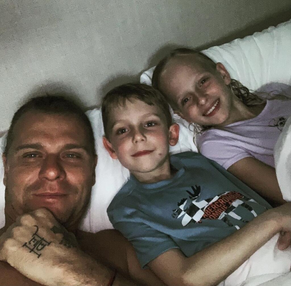 Kým je Zuzka na Slovensku, o Salmu a Nevia sa musí postarať Vlasto sám.