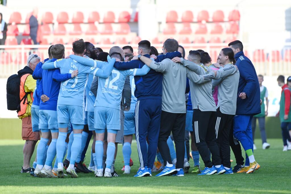 Na snímke radosť hráčov Slovana po získaní titulu po skončení zápasu 9. kola nadstavbovej časti Fortuna ligy skupiny o titul medzi FC ViOn Zlaté Moravce - ŠK Slovan Bratislava v sobotu 15. mája 2021 v Zlatých Moravciach. FOTO TASR - Lukáš Grinaj