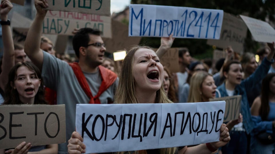 WA 5 Kyjev - Demonštrantka drží transparent počas protestu proti zákonu obmedzujúcemu autonómiu protikorupčných úradov v Kyjeve v utorok 22. júla 2025. Ukrajinský prezident Volodymyr Zelenskyj v utorok po odsúhlasení v parlamente podpísal zákon, ktorý výrazne obmedzí nezávislosť dvoch kľúčových protikorupčných orgánov v krajine. K schváleniu legislatívy došlo deň po tom, ako Ukrajinská bezpečnostná služba (SBU) zadržala dvoch predstaviteľov NABU podozrivých zo špionáže i väzieb na Rusko a vykona