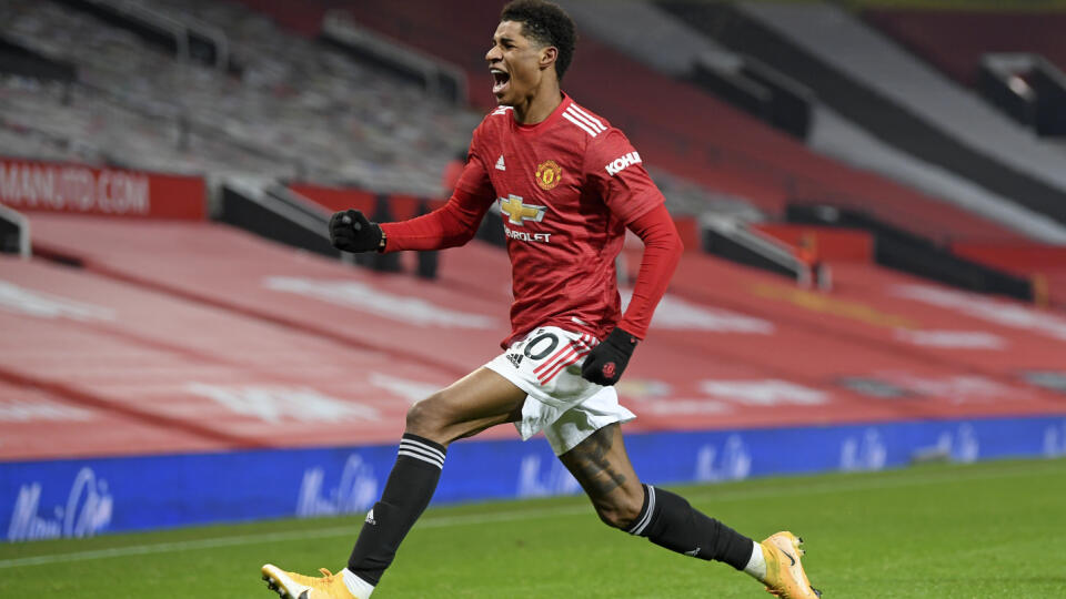 JB 29 Manchester - Hráč Manchesteru United Marcus Rashford oslavuje úvodný gól vo futbalovom zápase anglickej ligy Premier League  Manchester United - Wolverhampton Wanderers v Manchesteri 29. decembra 2020. FOTO TASR/AP

Manchester United's Marcus Rashford celebrates after scoring the opening goal during the English Premier League soccer match between Manchester Utd and Wolverhampton Wanderers at Old Trafford stadium in Manchester, England, Tuesday,Dec. 29, 2020. (Michael Regan, Pool via AP)