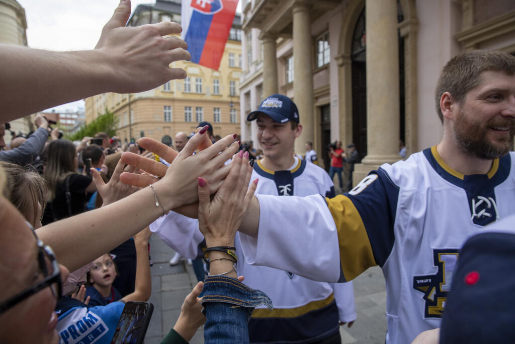 Na snímke oslava hokejistov Slovana Bratislava v centre mesta s fanúšikmi. Na Primaciálnom námestí sa ich zišli asi tri stovky.