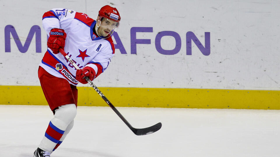 Na snimke Pavel Datsyuk (CSKA Moskva) pocas rozkorculovania pred zaciatkom zapasu Kontinentalnej hokejovej ligy medzi HC Slovan Bratislava a CSKA Moskva.