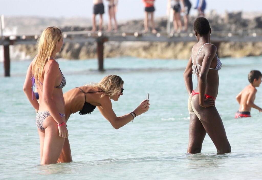 V minulosti si Egonu vyrazili na spoločnú dovolenku na Formenteru s priateľkou Francescou Piccinini, kde sa opaľovala na pláži hore bez